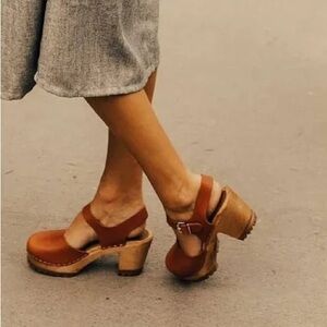 MIA ABBA Clog in Luggage Brown